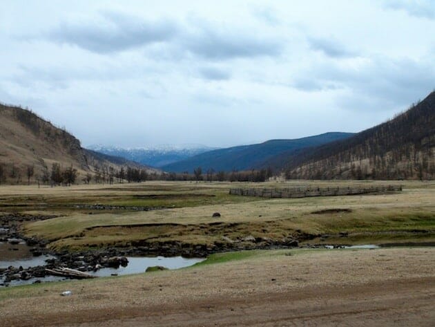 montagne enneigée rivière rando à cheval kharkhorin mongolie