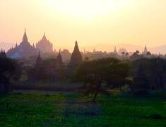 coucher de soleil vallée des temples bagan coucher de soleil vallée des temples bagan
