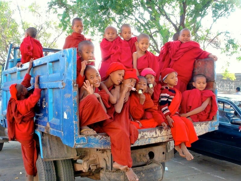 enfants moines bagan birmanie enfants moines bagan birmanie
