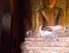 statue bouddha interieur temple bagan