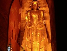 statut doree interieur temple bagan birmanie