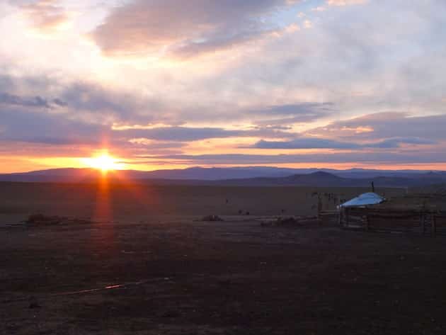 1. yourt lever de soleil sur la steppe mongolie 1. yourt lever de soleil sur la steppe mongolie
