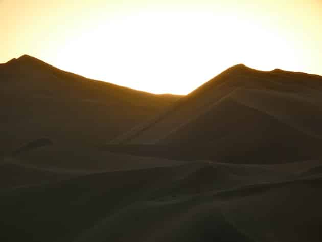 coucher de soleil dans les dunes sandboarding oasis Huacachina pérou