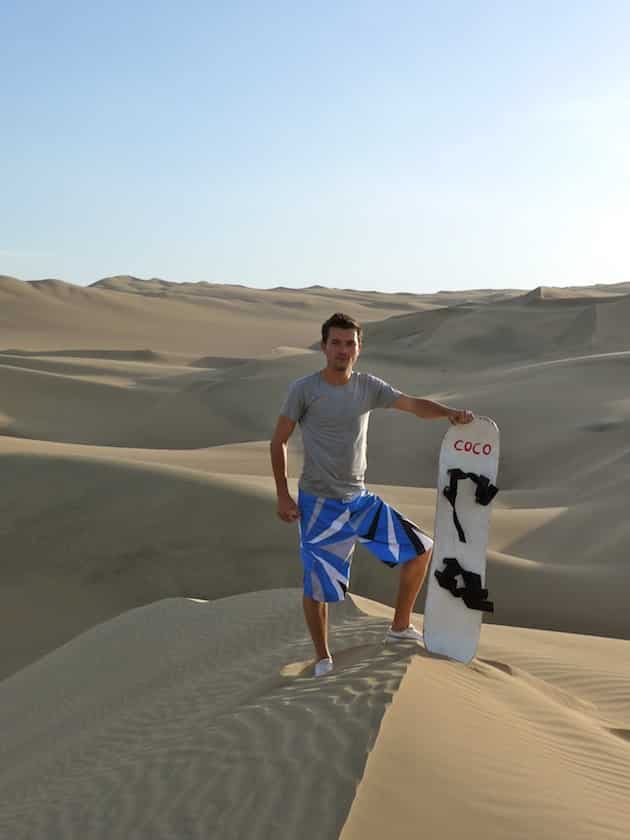 alex avec planche sandboarding oasis Huacachina pérou