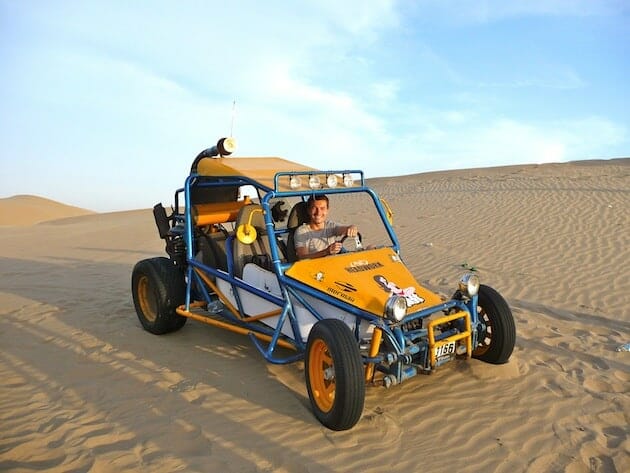 alex dans la buggy sandboarding oasis Huacachina pérou