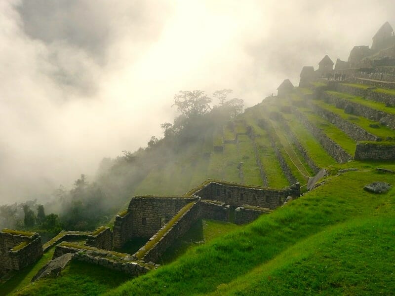 les terrasses du machu picchu lors de la visite matinale