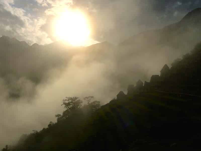 lever de soleil sur les ruines du machu picchu