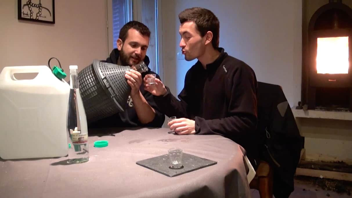 dégustation eau de vie entre amis dégustation eau de vie entre amis