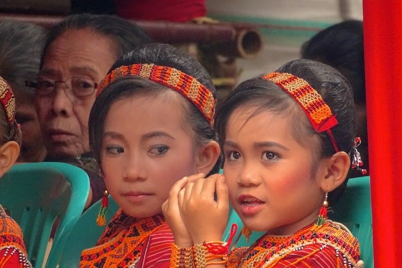 jeunes filles cérémonie toraja