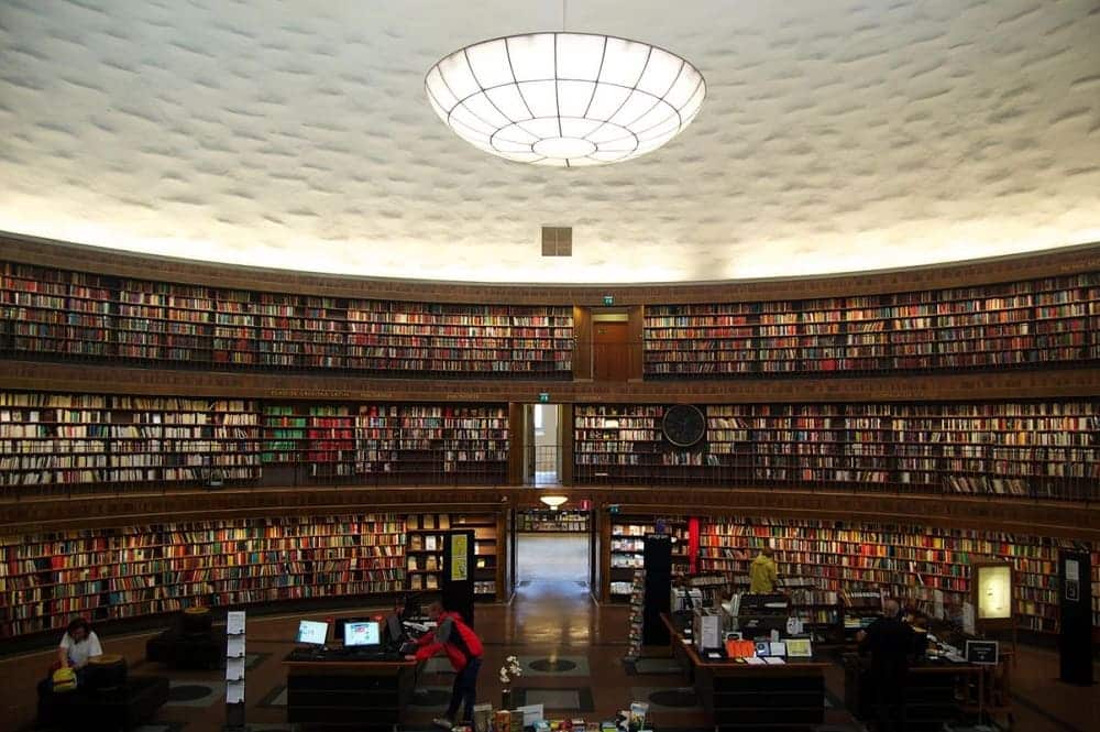 Vasastan bibliothèque - crédits photo https://www.likealocalguide.com/stockholm/stadsbiblioteket