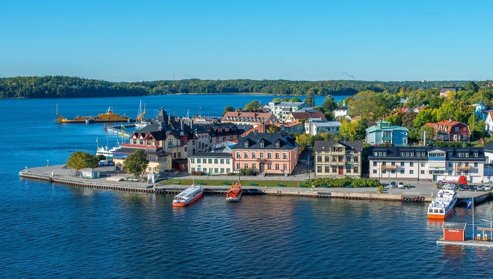 Vaxholm archipel de Stockholm - crédits photo https://www.wallpaperup.com/349148/Sweden_Houses_Rivers_Stockholm_Vaxholm_Cities.html
