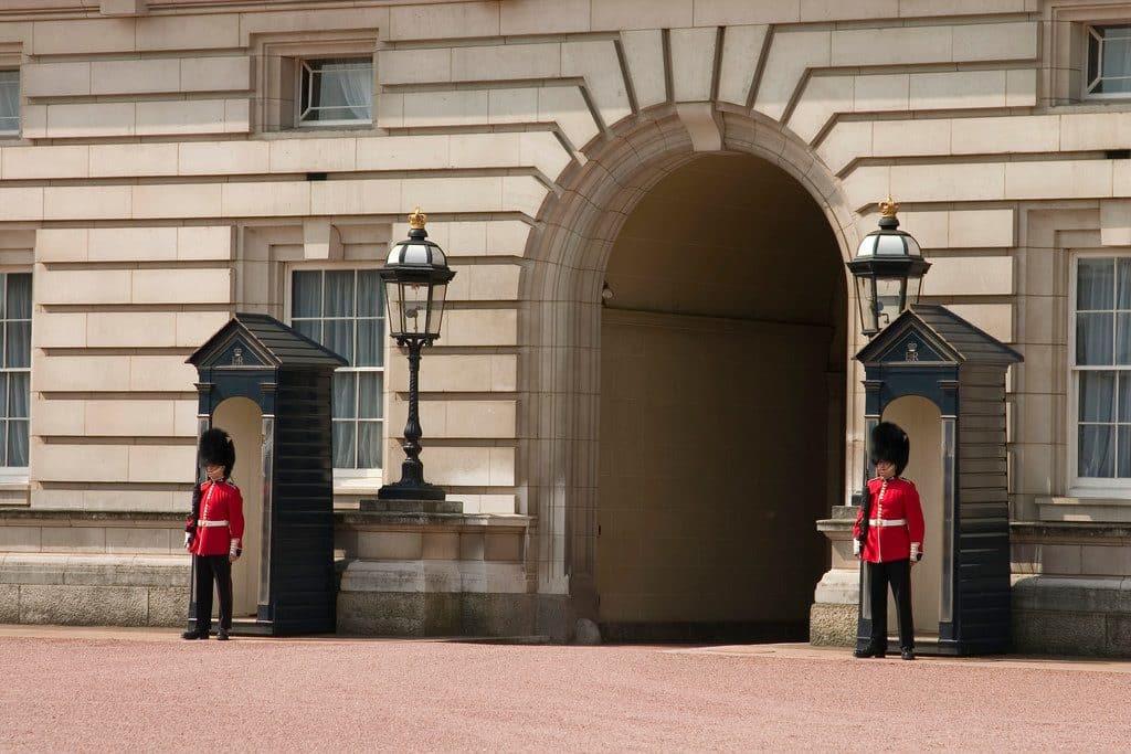 visiter buckingham palace gardes