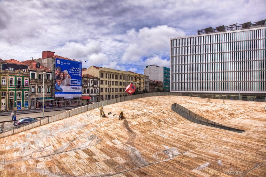 Porto vue sur la Casa da Musica et son esplanade pour le skateboard