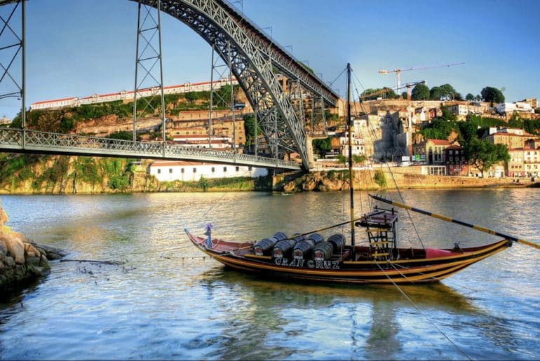 Visiter Porto, les 12 activités à faire pendant ton voyage Porto vue sur le fleuve et le pont Louis Ier