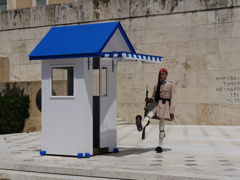 Athènes la place Syntagma et la garde Républicaine qui protège le Parlement