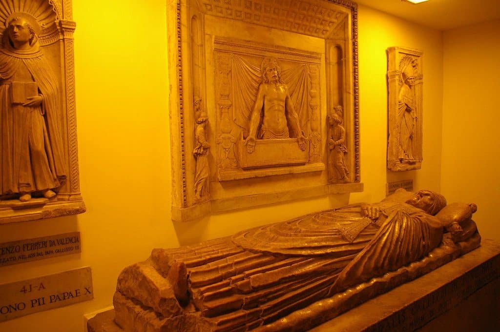 Les grottes sacrées du Vatican et les tombes papales