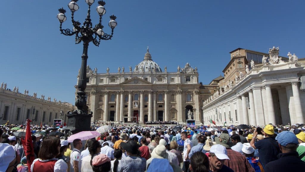 Allocution du pape sur la place Saint Pierre le mercredi