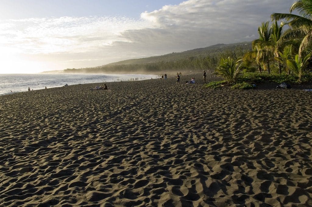 La plage de l'etangs salé et son sable noir