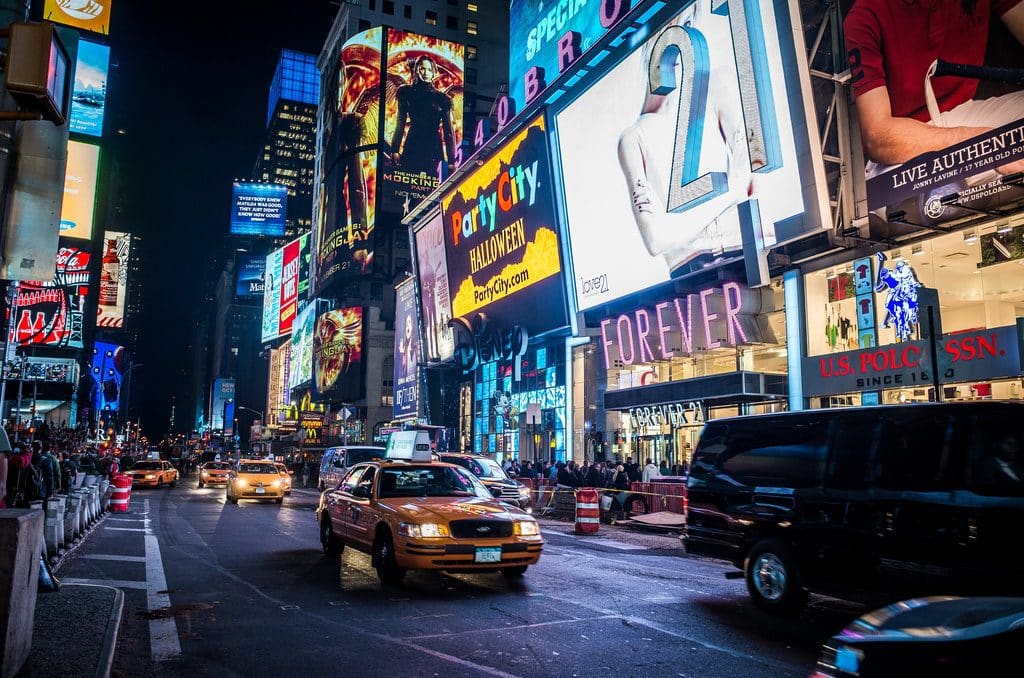 new_york_Times_square_taxi Le boulevard de Times Square la nuit