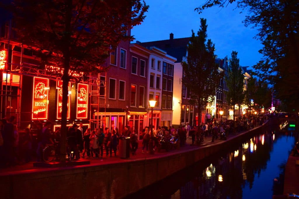 amsterdam_quartier_rouge itinéraire pour visiter amsterdam et L'imposant Palais Royal à Amsterdam et Le célèbre quartier rouge d'Amsterdam