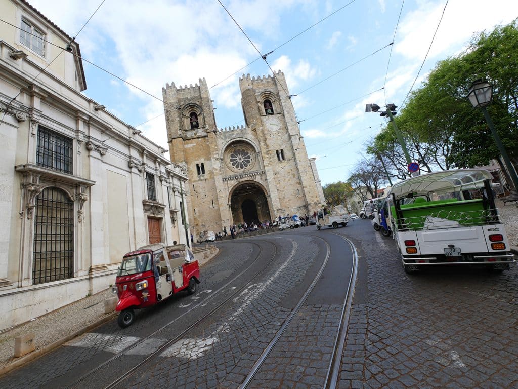 visites guidées de Lisbonne en français : tuk tuk devant la cathédrale Sé de l'Alfama