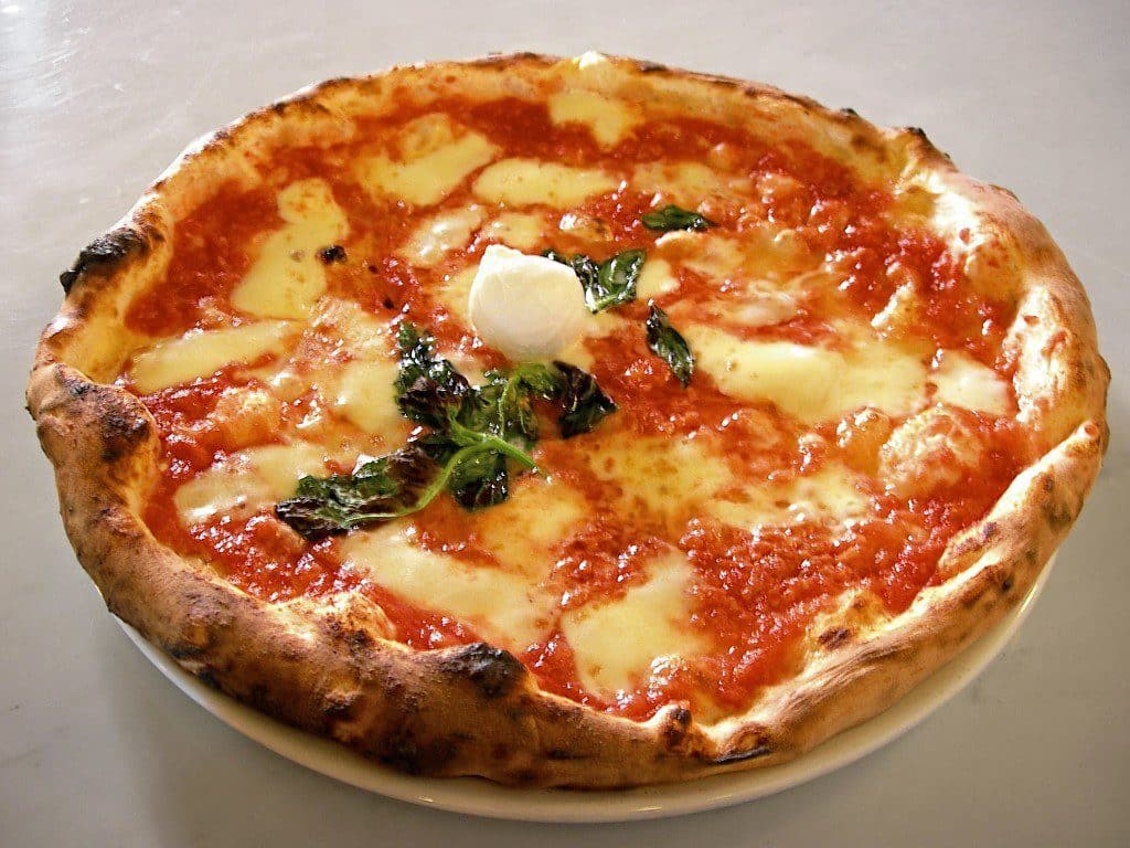 naples_pizza_napolitaine Célèbre et délicieuse pizza napolitaine