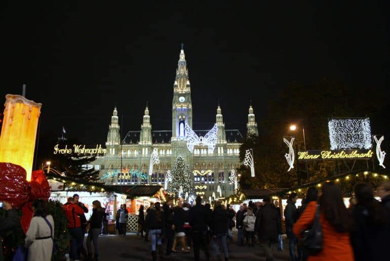 Visiter les Marchés de Noël à Vienne Joli marché très apprécié des habitants sur la place face à la Cathédrale