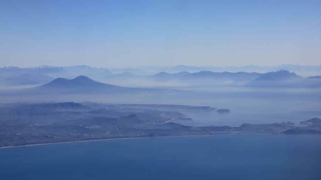 naples_vue_ciel_vesuve_mer itinéraire pour visiter naples vue aérienne sur le Vésuve