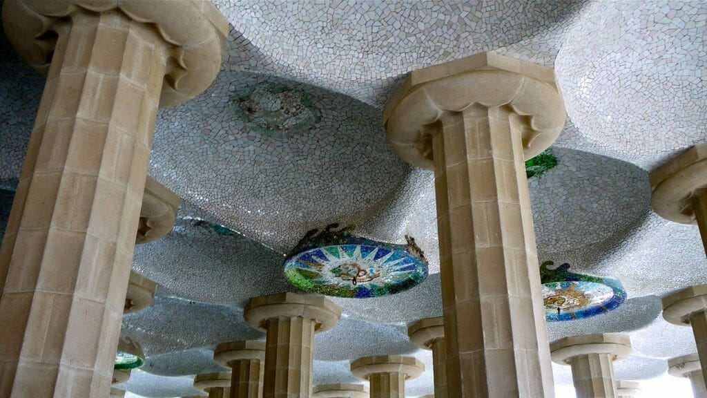 les colonnes impressionnantes du parc güell
