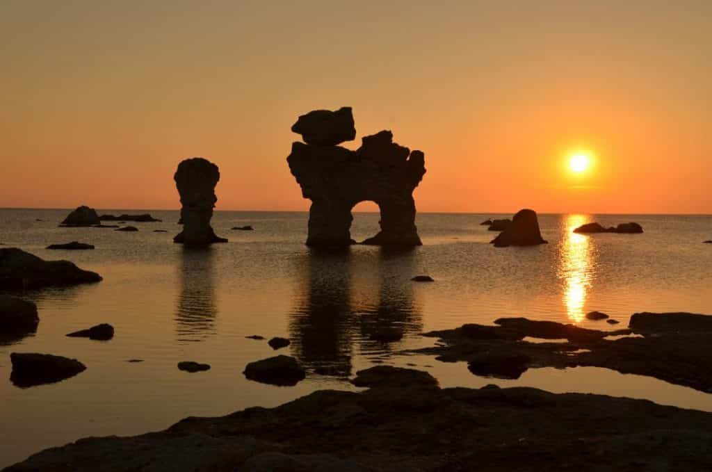 Fårö - crédits photo https://pickit.com/missions/dina-basta-sommarbilder-fran-gotland-201/contributions/faro-raukar-i-solnedgang/ Fårö - crédits photo https://pickit.com/missions/dina-basta-sommarbilder-fran-gotland-201/contributions/faro-raukar-i-solnedgang/