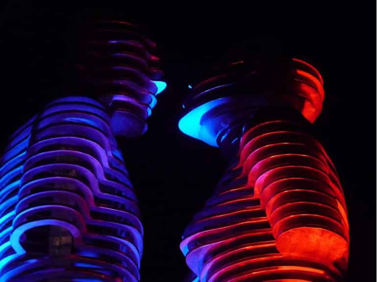 Batoumi Man and Woman - crédits photo http://monde-insolite.fr/statues-bougent-entrelacent/