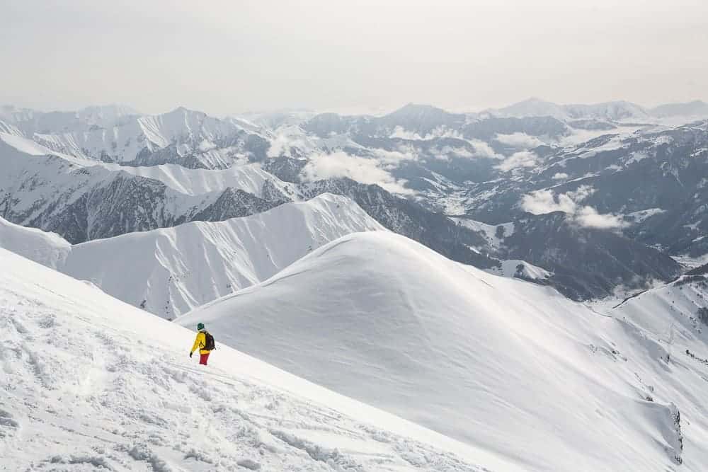Gudauri - crédits photo https://thefamilywithoutborders.com/de/skifahren-kaukasus-georgien-gudauri-2015-03-07/skiing-in-gudauri-georgia-10-2/