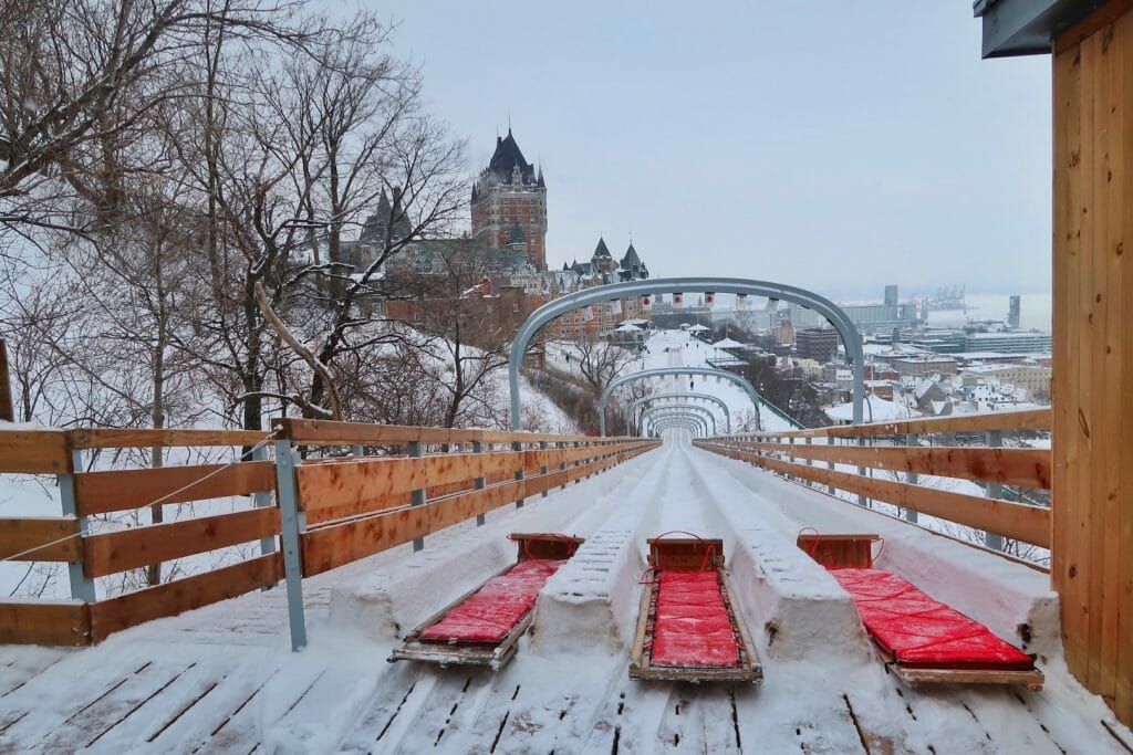 Quebec en hiver Les remparts du Château Frontenac en hiver