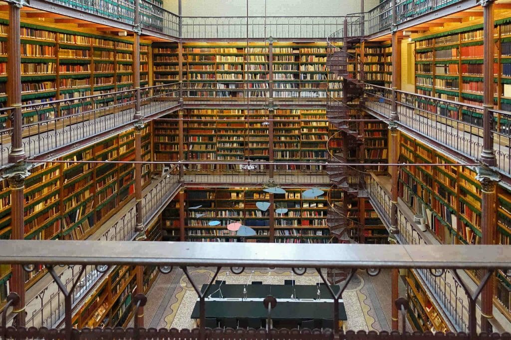 L'immense bibliothèque Cuypers du Rijksmuseum_