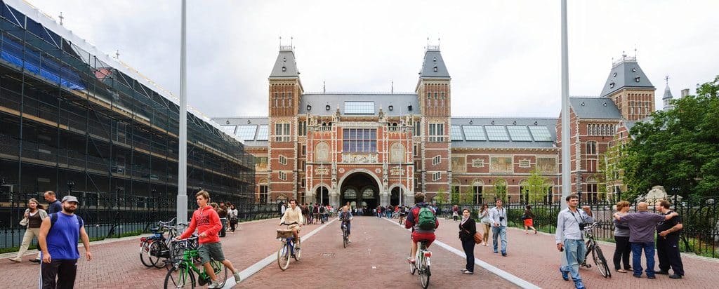Le spectaculaire Rijksmuseum et son allure cathédrale