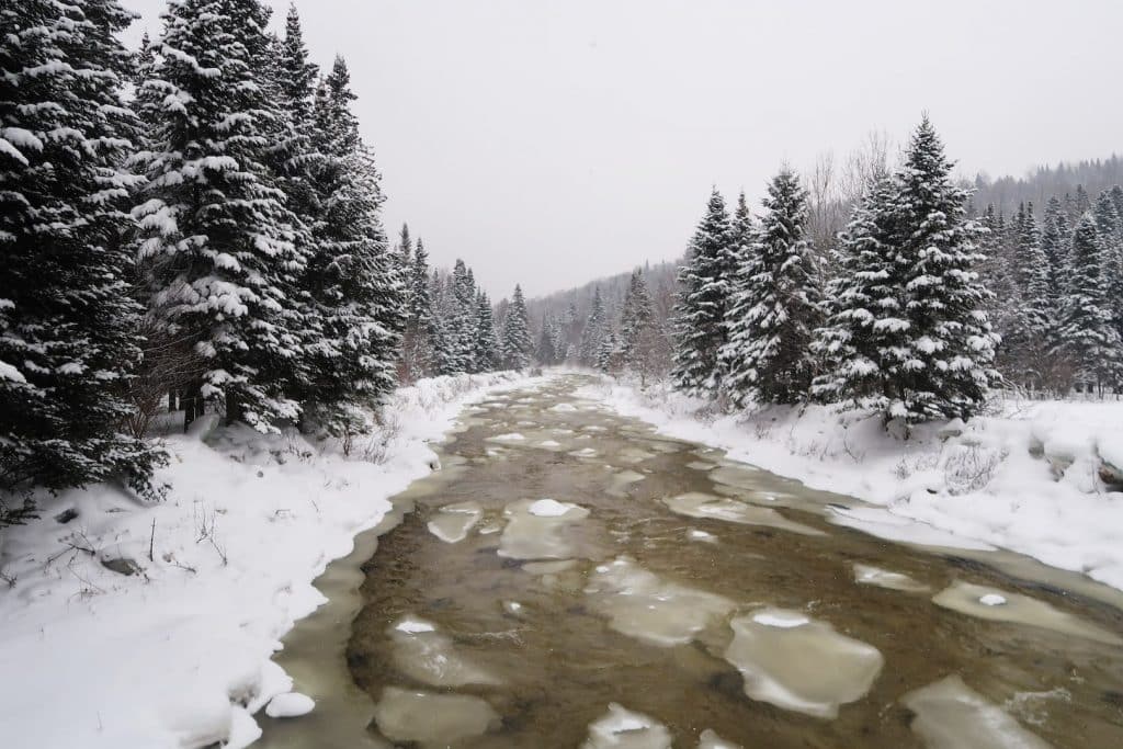quebec en hiver L'incontournable patins à glace sur les rivières gelées