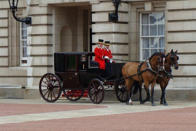 Visiter Buckingham Palace ou marcher sur les pas de la famille Royale d’Angleterre entrée du palais buckingham palace