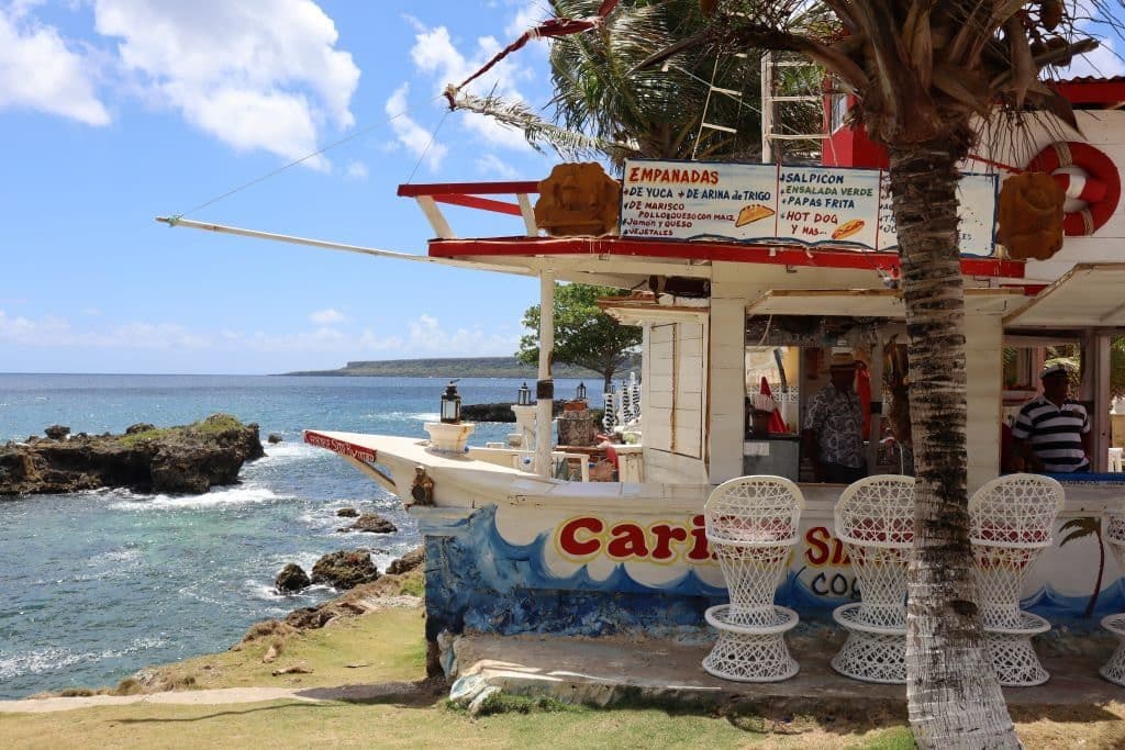 la glace au bar en forme de bateau republique dominicaine