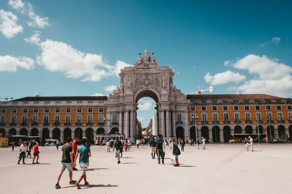 claudio_schwarz_purzlbaum_unsplash lisbonne arc triomphe place du commerce