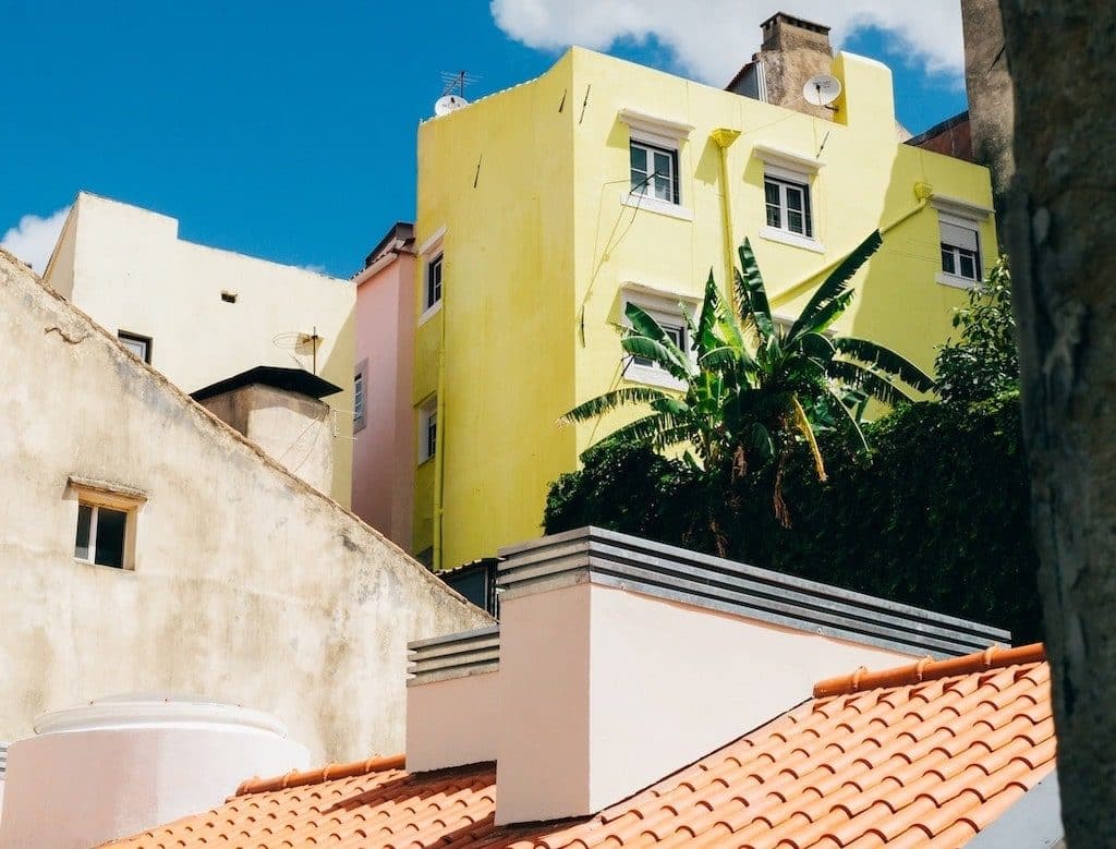 lisbonne_tom_byrom_unsplash lisbonne maisons colorees