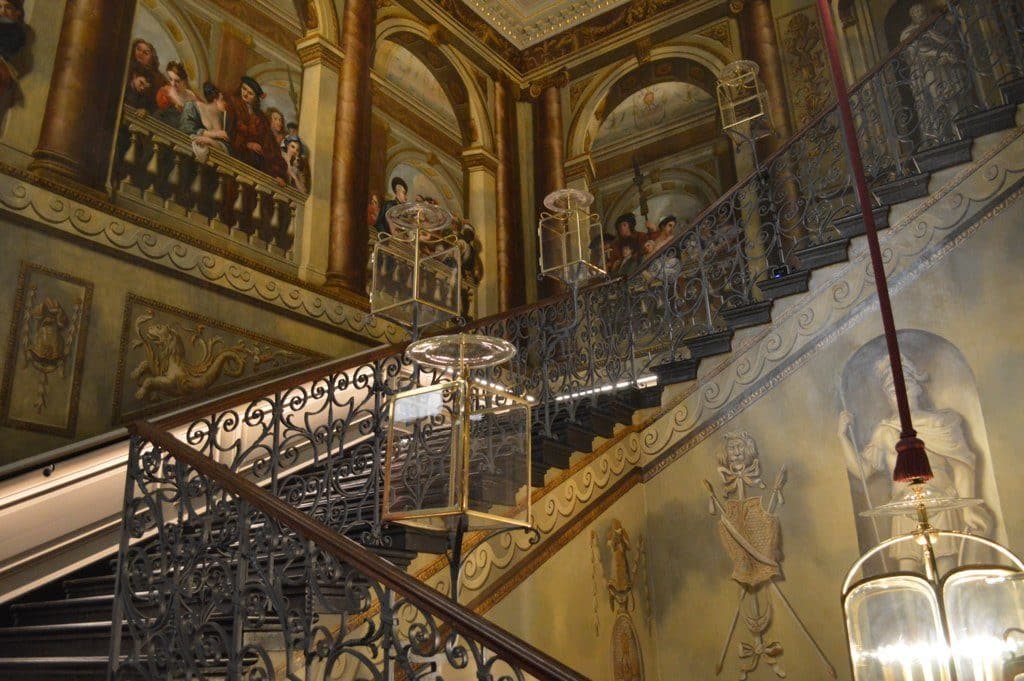 palais kensington escaliers peintures