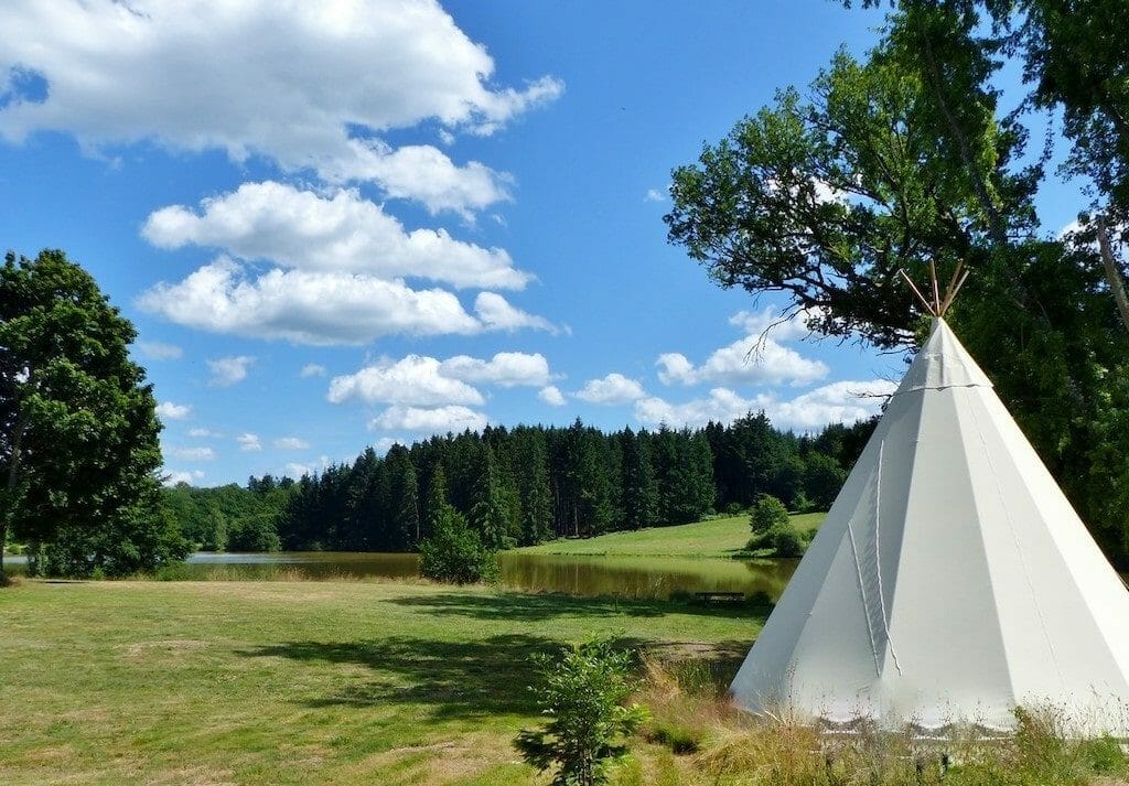 hebergement insolite domaine balbuzard tipi