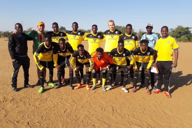 Comment, Pourquoi et Pour quoi faire du bénévolat en Afrique equipe foot zambie benevolat afriue