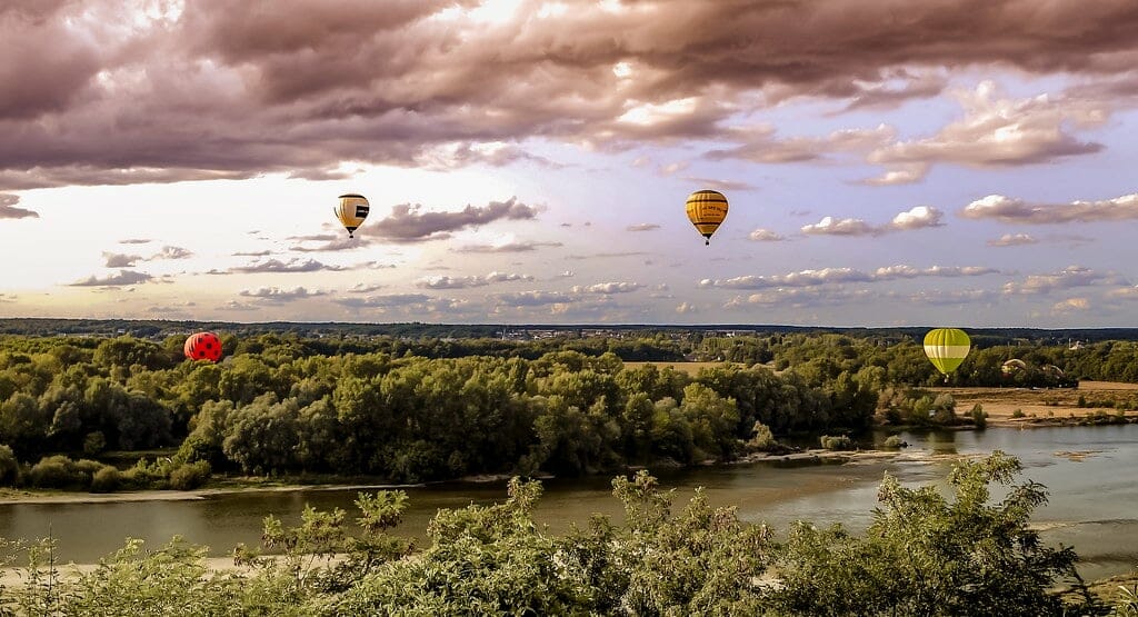 visiter les chateaux de la loire en montgolfiere