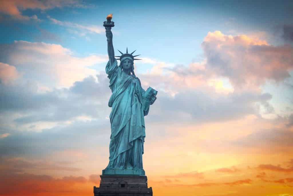 New York statue de la liberté coucher soleil