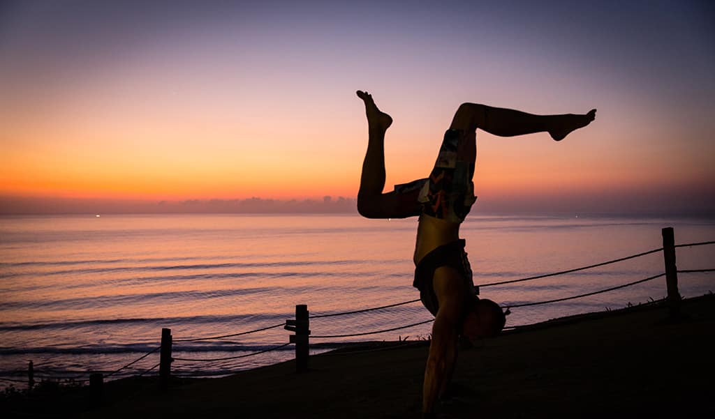 Yoga bali plage couche soleil