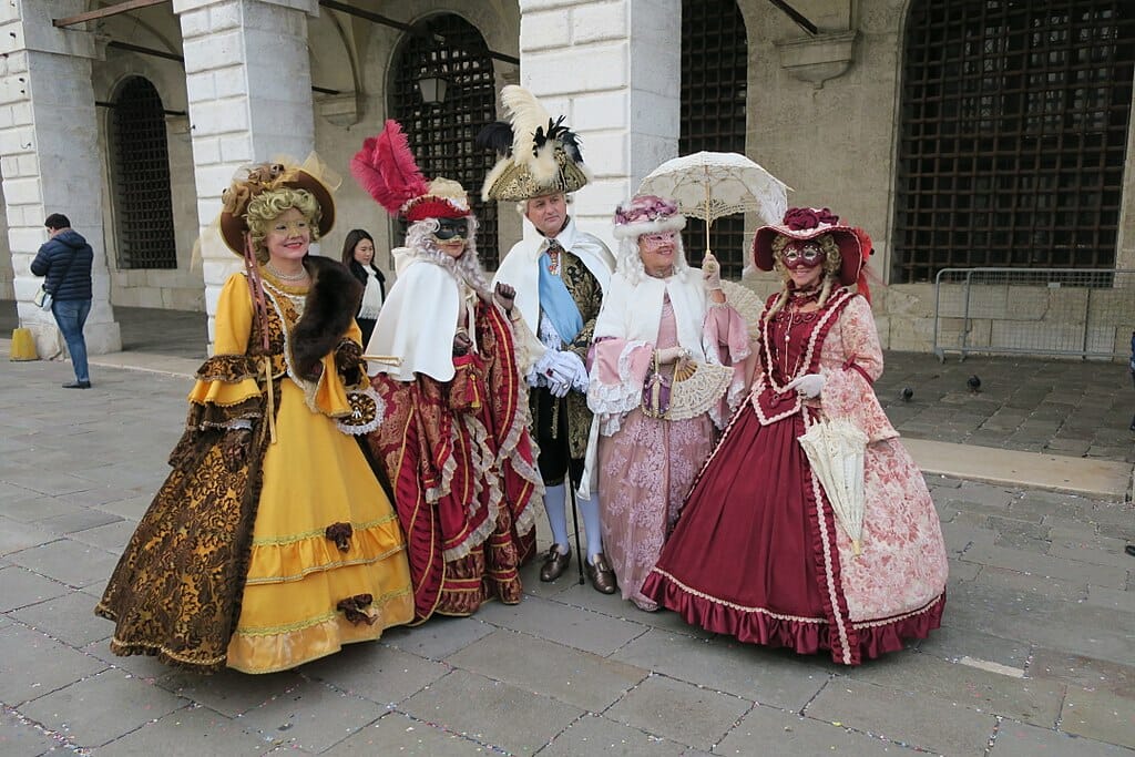 carnaval venise personnes en costume