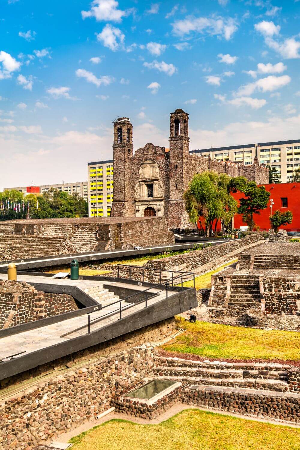 Plaza de las Tres Culturas Mexico City visiter