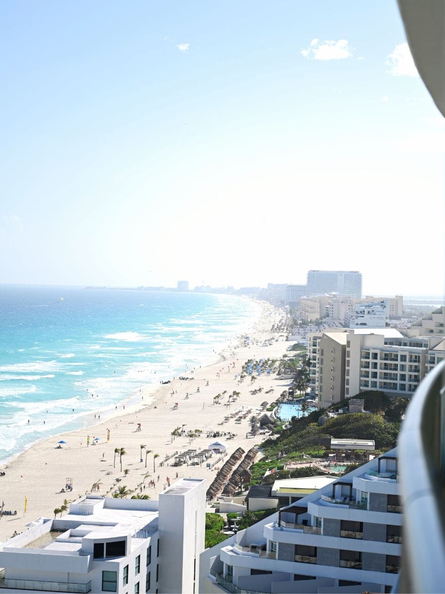 Admirer la vue depuis la tour panoramique de Cancun