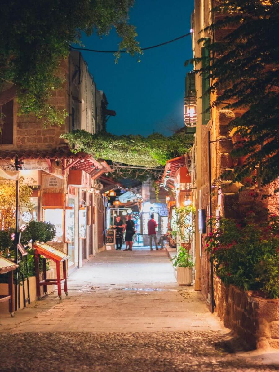 Petite délinquance et arnaques Rhodes danger